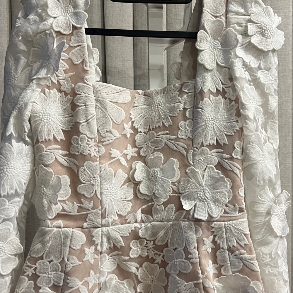 Elegant White Floral Backless Dress - Picture 4 of 9